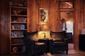 Standard Room | Down comforters, individually decorated, individually furnished - Silver Pines Lodge (Idyllwild)