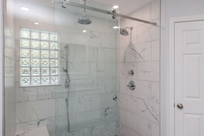 Dusche, Handtücher, Toilettenpapier