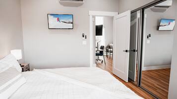 1 chambre, bureau, fer et planche Ă repasser, lit parapluie