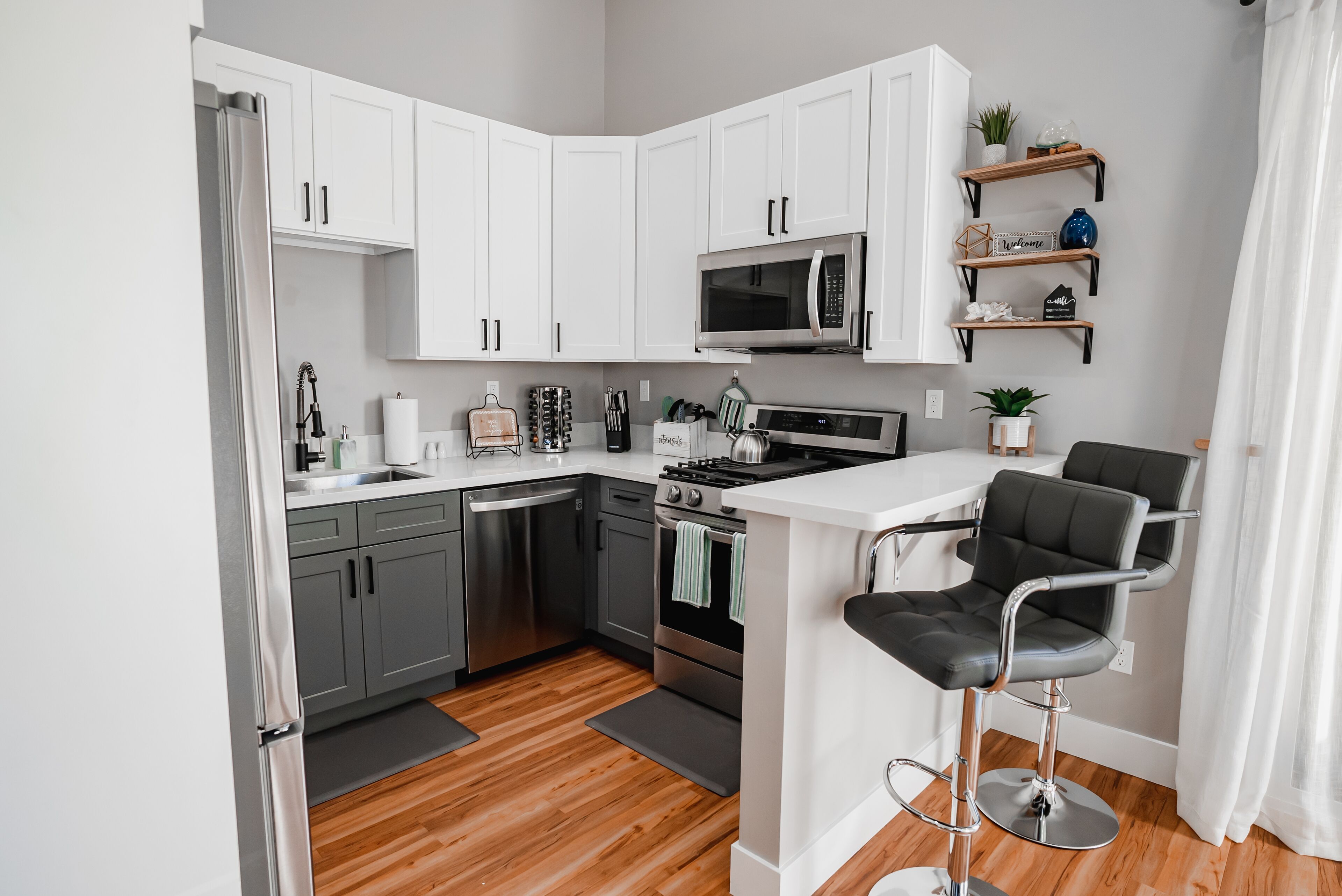 Réfrigérateur, micro-ondes, four, plaque de cuisson