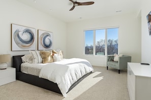 A modern bedroom with a bed, a desk, and a window. - Luxury Mountain House - Perfect for Winter and Summer Family Vacations (Eden)