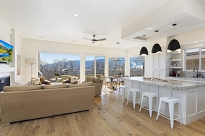 Smart TV, fireplace - Luxury Mountain House - Perfect for Winter and Summer Family Vacations (Eden)