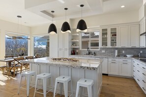 Fridge, microwave, oven, stovetop - Luxury Mountain House - Perfect for Winter and Summer Family Vacations (Eden)