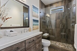 Badewanne, Haartrockner, Handtücher, Seife