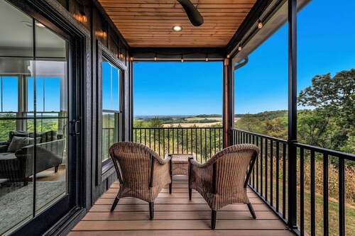 Cliffside Cottage, Private Pond, 50 acres w/ Breathtaking views near Galena, IL