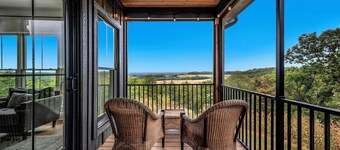 Cliffside Cottage, Private Pond, 50 acres w/ Breathtaking views near Galena, IL