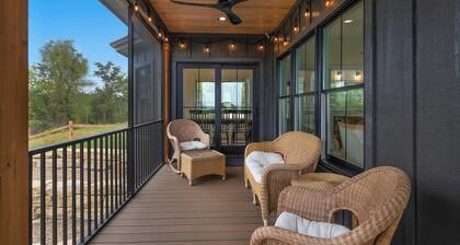 Cliffside Cottage, Private Pond, 50 acres w/ Breathtaking views near Galena, IL