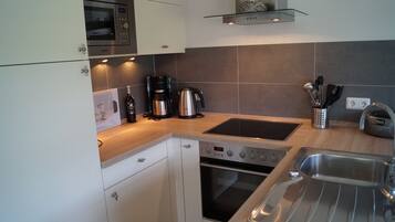 Kühlschrank, Mikrowelle, Ofen, Herdplatte