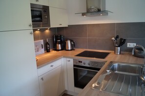 Kühlschrank, Mikrowelle, Ofen, Herdplatte