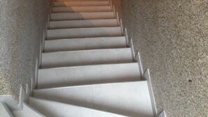 A carpeted staircase with a bench at the top. - Apartment Ritzhagen **** (Willingen (Upland))