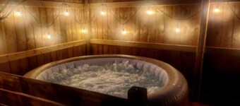 Adorable house w Hot Tub!