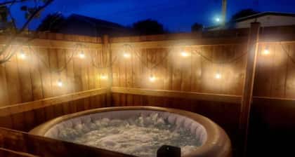 Adorable house w Hot Tub!