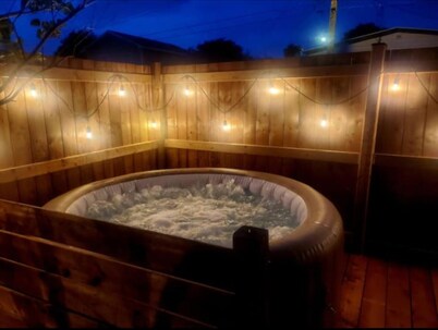 Adorable house w Hot Tub!