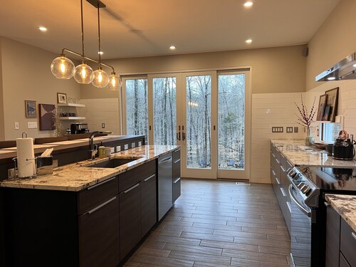 Private Modern Farmhouse on 12 acres, pet-friendly