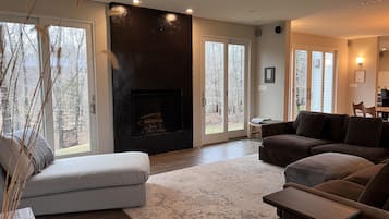 Älytelevisio, takka, DVD-soitin, kirjoja