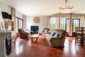 TV, fireplace