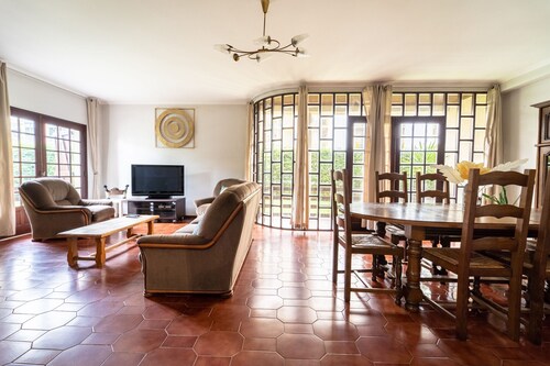 Amorosa Villa, 500m from the beach by House and People