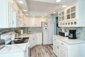 Fridge, microwave, oven, stovetop - Anchorage 404 (Siesta Key)