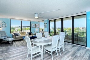 TV, fireplace - Anchorage 404 (Siesta Key)