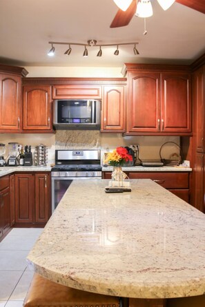 Fridge, microwave, oven, stovetop - Dive into the relaxed elegance of our 4-bedroom haven in Zona Dorada, Mexicali's prestigious district, combining comfort, security, and luxury. Ideally nested near bustling plazas, trendy restaurants, and lively casinos, our property is perfect (Mexicali)