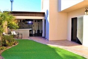 Terrace/patio - Dive into the relaxed elegance of our 4-bedroom haven in Zona Dorada, Mexicali's prestigious district, combining comfort, security, and luxury. Ideally nested near bustling plazas, trendy restaurants, and lively casinos, our property is perfect (Mexicali)