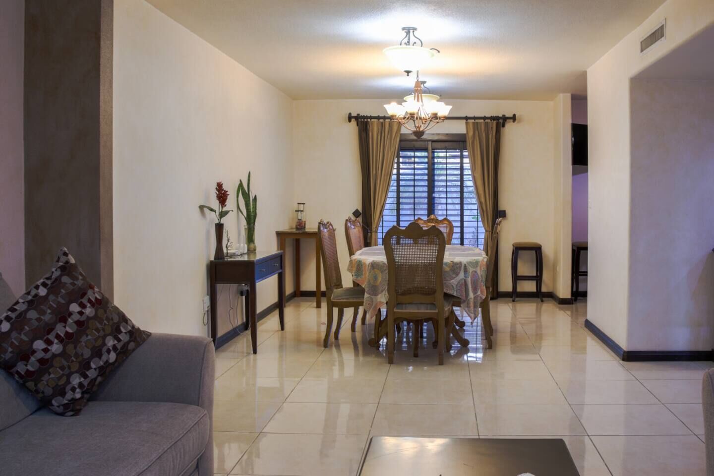 Dive Into The Relaxed Elegance Of Our 4-bedroom Haven In Zona Dorada, Mexicali's Prestigious District, Combining Comfort, Security, And Luxury. Ideally Nested Near Bustling Plazas, Trendy Restaurants, And Lively Casinos, Our Property Is Perfect - Mexicali
