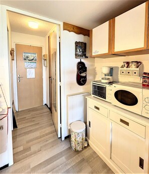 Fridge, microwave, coffee/tea maker, toaster