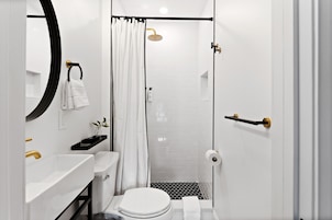 Full Suite | Baño | Ducha y cabezal de ducha tipo lluvia