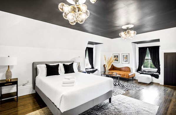 Premium bedding, down duvets, free WiFi, bed sheets - The Coach House (Salem)