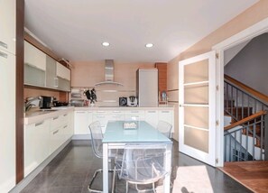 Frigorífico, microondas, horno y placa de cocina