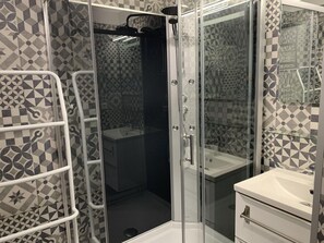 Shower - 100m from resort center, Ground floor, jacuzzi, hammam, balcony, parking, tv, 36m², Peyragudes (Germ)