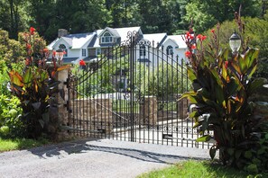 Property grounds - The French Country Manor Estate Bed & Breakfast (New Providence)