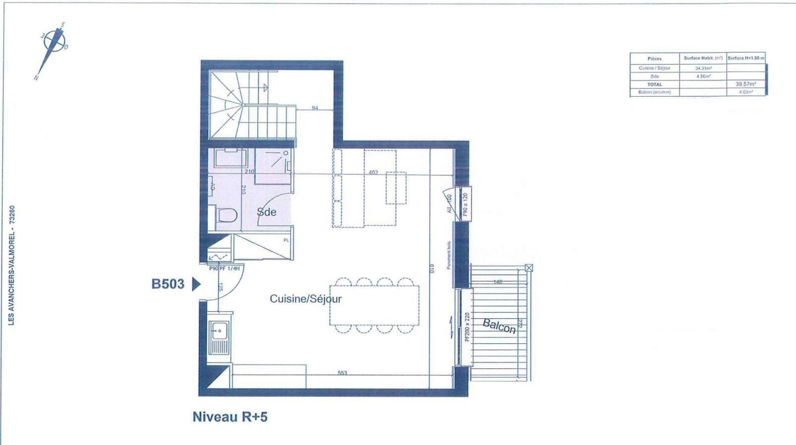 Pianta di un hotel al quinto piano, con cucina, camera da letto, bagno e balcone.