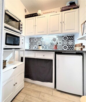Fridge, microwave, oven, coffee/tea maker