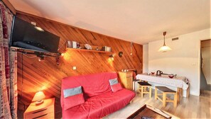 TV - 3rd floor, view ski slopes, swimming pool, balcony, tv, 28m², Le Corbier (Le Corbier)