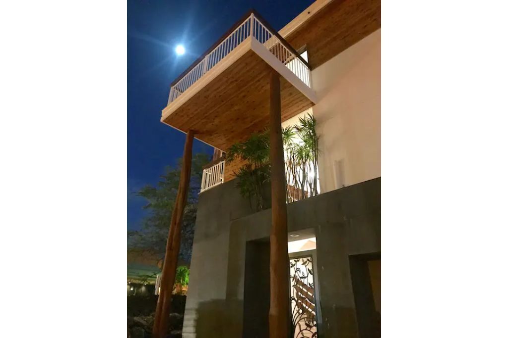 5 STAR LOCATION! MODERN 2Bdrm/AC/WALK TO BEACH