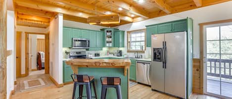 Fridge, microwave, stovetop, dishwasher