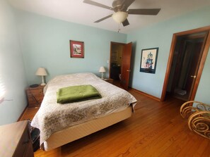 3 bedrooms, desk, free WiFi, bed sheets - Charming Upgraded Home just 7 minutes from the beaches! (New Smyrna Beach)