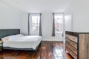 2 bedrooms, desk, iron/ironing board, free WiFi - ☆ TRIPLE MINT GEM IN THE HEART OF OLD CITY ☆ (Philadelphia)