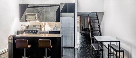 Køleskab, mikrobølgeovn, ovn, kogeplade