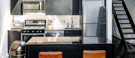 Kühlschrank, Mikrowelle, Ofen, Herdplatte