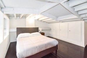 Bureau, fer et planche à repasser, lit parapluie, Wi-Fi