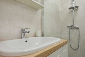 Shower, hair dryer, towels