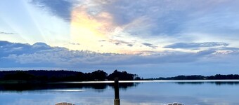 Escape to the Eastern Shore -Upscale Romantic Waterfront getaway cottage w dock