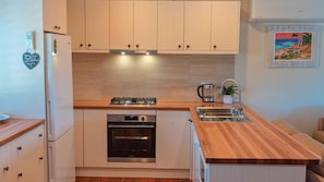 Plaque de cuisson, lave-vaisselle, cafetiĂšre/bouilloire, tables Ă manger