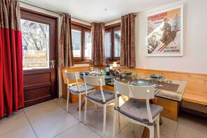 Dining area comfortably sits 6 people - Chalet le Tremplin, Hot tub - Chamonix All Year (Chamonix)
