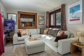 Spacious living area - Chalet le Tremplin, Hot tub - Chamonix All Year (Chamonix)
