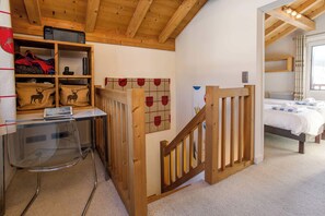 Workstation on upper landing - Chalet le Tremplin, Hot tub - Chamonix All Year (Chamonix)