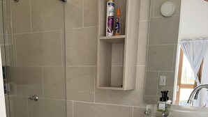 Une salle de bain moderne équipée de toilettes, d’une douche et d’un lavabo.