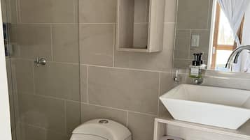 Premium-hytte | Badeværelse | Bruser, håndklæder, Toiletpapir